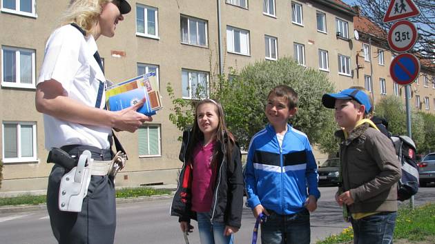 Ne všechny děti ví, jak správně přejít silnici. Ve Znojmě je to učili policisté.