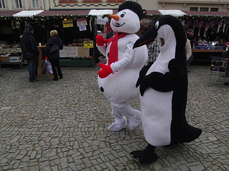 Ve znamení dětských zábav a nakupování dárků se nesl třetí adventní víkend ve Znojmě. Na Horním náměstí malé i větší návštěvníky bavilo děti divadlo Koráb s představeními o Ježíškovi a o hvězdách.