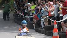 Recesistický závod podomácku vyrobených motokár pobavil přihlížející diváky ve Znojmě již popáté.