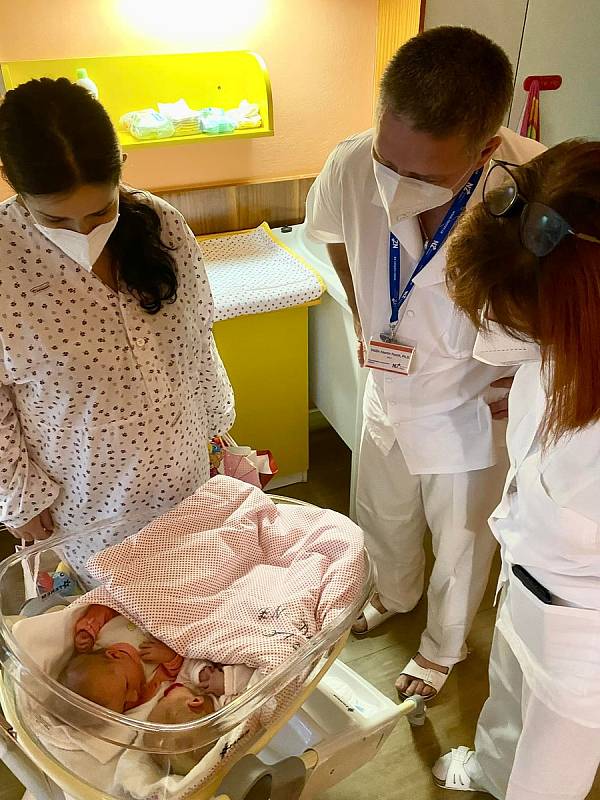 První dvojčata narozená v roce 2022 v Nemocnici Znojmo se jmenují Sára a Natálie.