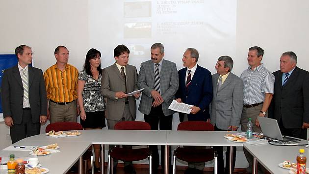 Zástupci měst a obcí Znojemska a Dolního Rakouska při kompletaci memoranda.
