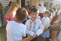Folklór žije. Děti z Velkých Pavlovic prožili den ve škole ve folklórním duchu