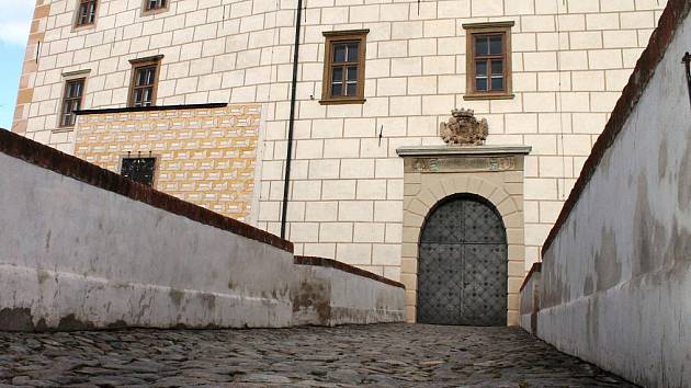 Mostek před jevišovickcým zámkem a další část fasády památky čeká letos oprava.