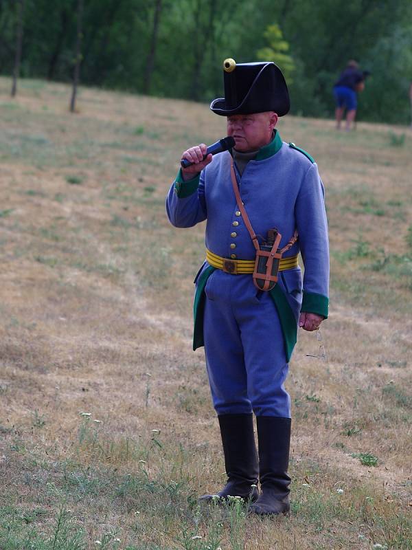 Na tři sta příznivců vojenské historie v rakouských a francouzských uniformách předvedlo ukázky z napoleonské bitvy u Znojma v roce 1809.