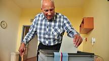 Bohuslav Zika (na snímku) žádné volby prý nevynechal, ujít si je nechal ani ve svých 98 letech. Svůj hlas vhodil do přenosné urny v Domově pro seniory U Lesíka ve Znojmě.