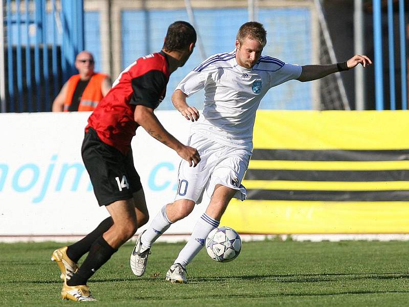 Fotbalista Tomáš Okleštěk (v bílém).