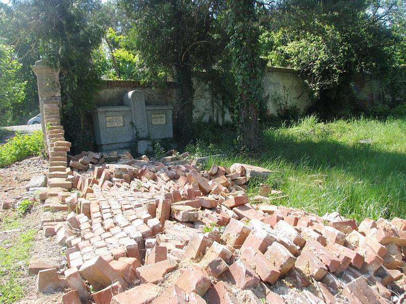 Na opravu zřícené zdi židovského hřbitova nedá znojemská radnice ani korunu. Židovská obec naopak získala státní dotaci na vyčištění hřbitova a parkové úpravy.