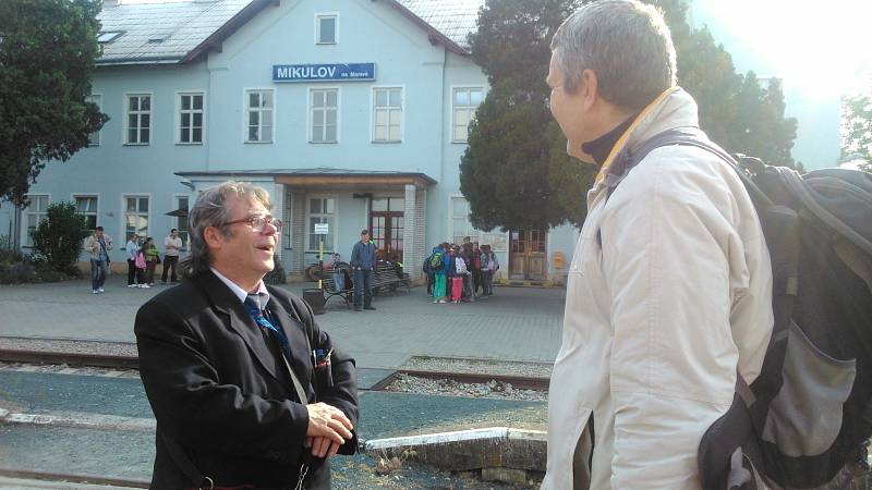 Vlakvedoucí má v hlavě přesné časy příjezdů a odjezdů ze všech stanic na trase. Ve vlaku zná každý koutek.