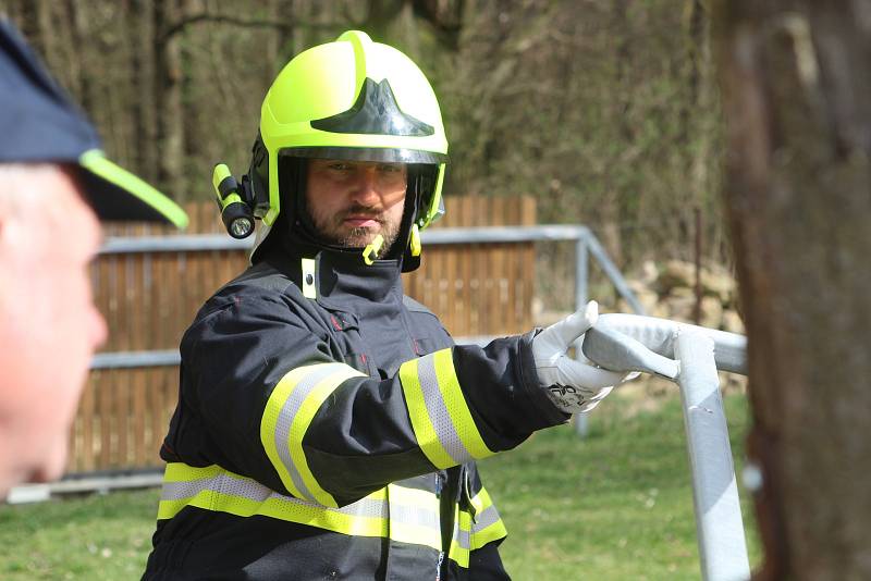 Dobrovolní hasiči z Černína a jejich kolegové měli unikátní cvičení. Profesionální záchranář Tomáš Förchtgott jim ukazoval, zak zachraňovat koně z hořících stájí.