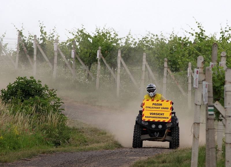 Zejména vinicemi na česko-rakouském pomezí vedl první ročník cyklistického závodu, který startoval v Hatích.