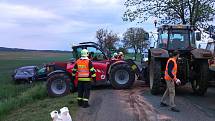 Srážka traktoru a osobního auta u Dobelic zaměstnala ve čtvrtek po poledni záchranáře, hasiče i policisty.
