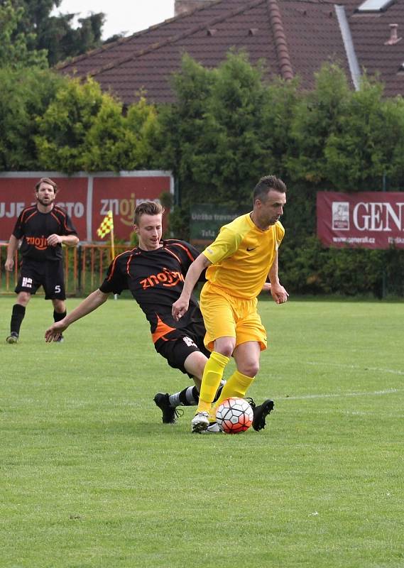 Fotbalisté Dobšic (žlutí) mají zahájit jarní sezonu první březnovou neděli.