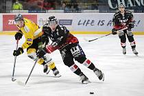 Hokejisté Znojma (v černém) uvítali doma Pustertal v rámci 48. kola mezinárodní soutěže ICEHL