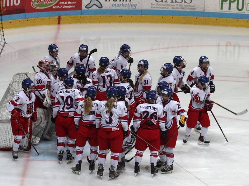 České reprezentantky nevyhrály ani v jednom z přátelských utkání s ruskými hokejistkami.