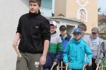  Skupinka kluků z Mramotic ve věku od tří do šestnácti let vyrazila včera s hrkačkami také do ulic své vesničky.