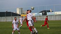 Fotbalisté Tasovic (v bílém) prohráli přípravné utkání na domácí půdě. Ve středu nestačili na Bohunice 2:3. Foto: František Šimík