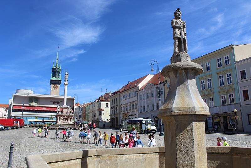 Kašna na Masarykově náměstí ve Znojmě je již několik let bez vody.