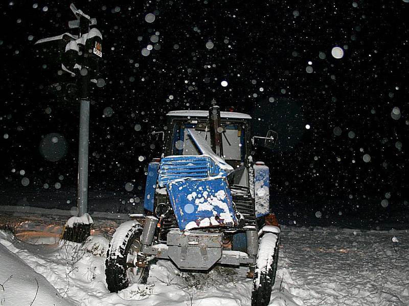 Traktor s pluhem se srazil nedaleko Štítar s osobním vlakem.