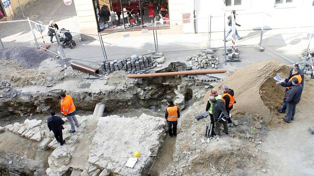 Archeologové zkoumají základy bývalé hranolové věže u Horní brány ve Znojmě.
