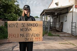 Nedávný protest spolku Zvířata nejíme, který vedl k uzavření provozu v Hraběticích na Znojemsku.