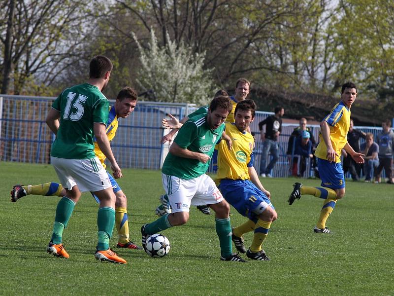 Fotbalisté Tasovic (ve žlutomodrém) stále čekají na první jarní výhru i gól. S Bystrcí prohráli 0:2.