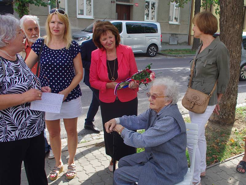 Sto páté výročí narození výsadkáře a válečného hrdiny Jana Kubiše si připomněli lidé ve Znojmě. Pietní akce se účastnila se účastnila i třiadevadestáletá válečná veteránka Anna Kalousová.