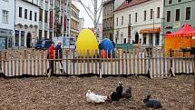 Velikonoční trhy ve Znojmě začali. Lidé si užívají jarní atmosféru.