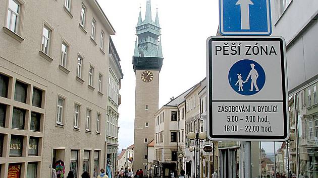 Městský úřad ve Znojmě v Obrokové ulici a Radniční věž. Ilustrační foto.