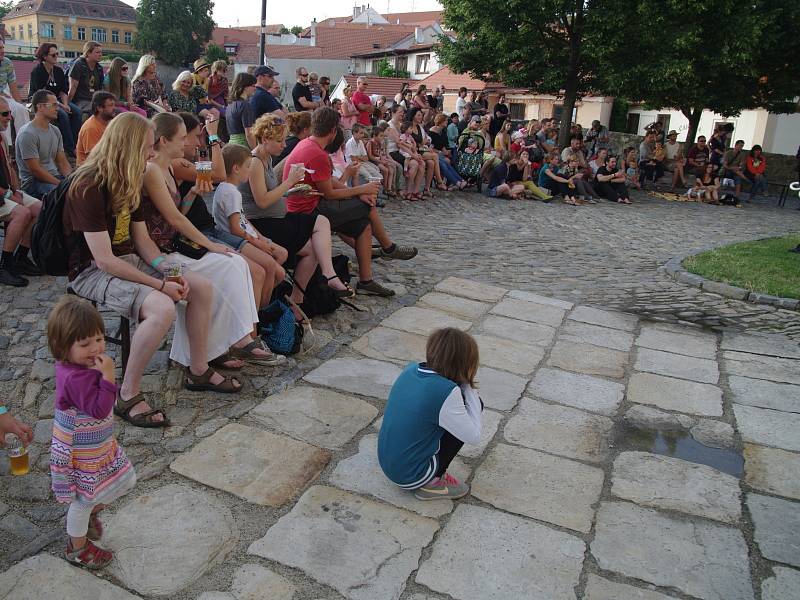 Stovky příznivců navštvíly v pátek a sobotu sedmý znojemský Šramlfest. Festival pouliční kultury nabídl tradiční směs kapel různých žánrů a zábavných divadel. Přestože se nad Mikulášským náměstím opo oba dny honily mraky a přišla i prudká přeháňka.