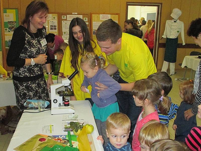 Střední škola ve Dvořákově ulici ve Znojmě předvedla zájemcům, jaké odborníky ve svých třídách připravuje.