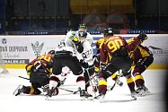 Hokejoví Orli Znojmo (v bílém) podlehli ve 40 kole Chance Ligy týmu Dukly Jihlava 3:2.