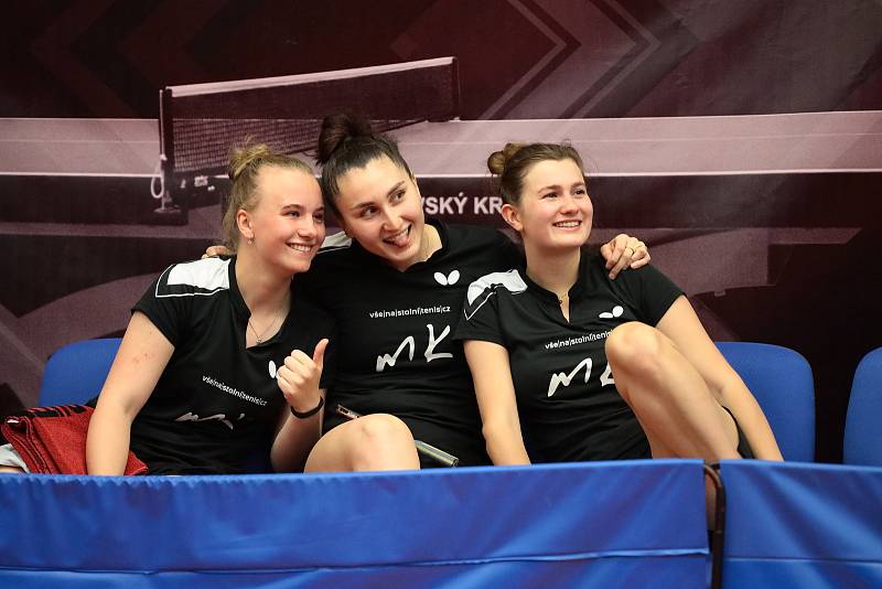 Stolní tenistky Moravského Krumlova (v černém) braly druhé místo v letošním ročníku extraligy žen. Vítězkami soutěže se třetí květnovou sobotu staly hráčky Hodonína.
