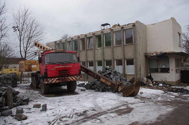 Demolice vybraných budov v areálu staré nemocnice v centru Znojma začala.