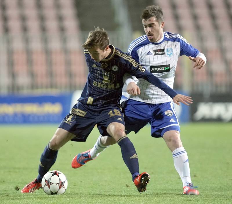 Znojemští fotbalisté (v bílém) porazili v Brně Olomouc 2:1.