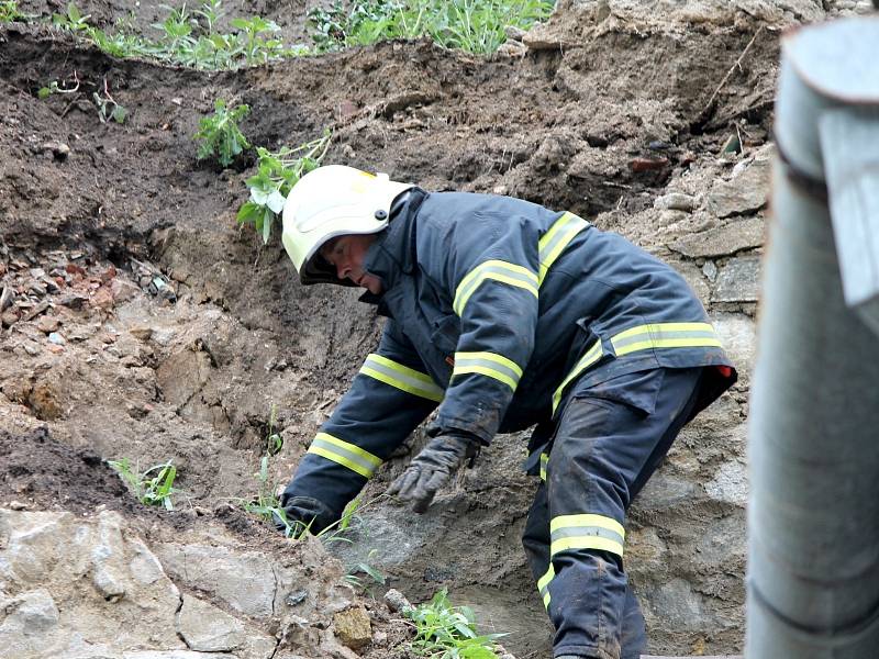 Strmý svah se utrhl ve Znojemské ulici Koželužská. Podmáčená zemina zavalila zadní trakt rodinného domku. Majitelé byli v tu chvíli doma, nic se jim nestalo.