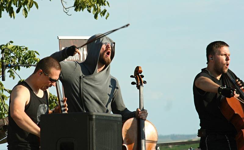 Více než dvě stovky lidí se přišly pobavit na koncert kapely Arrhythmia.