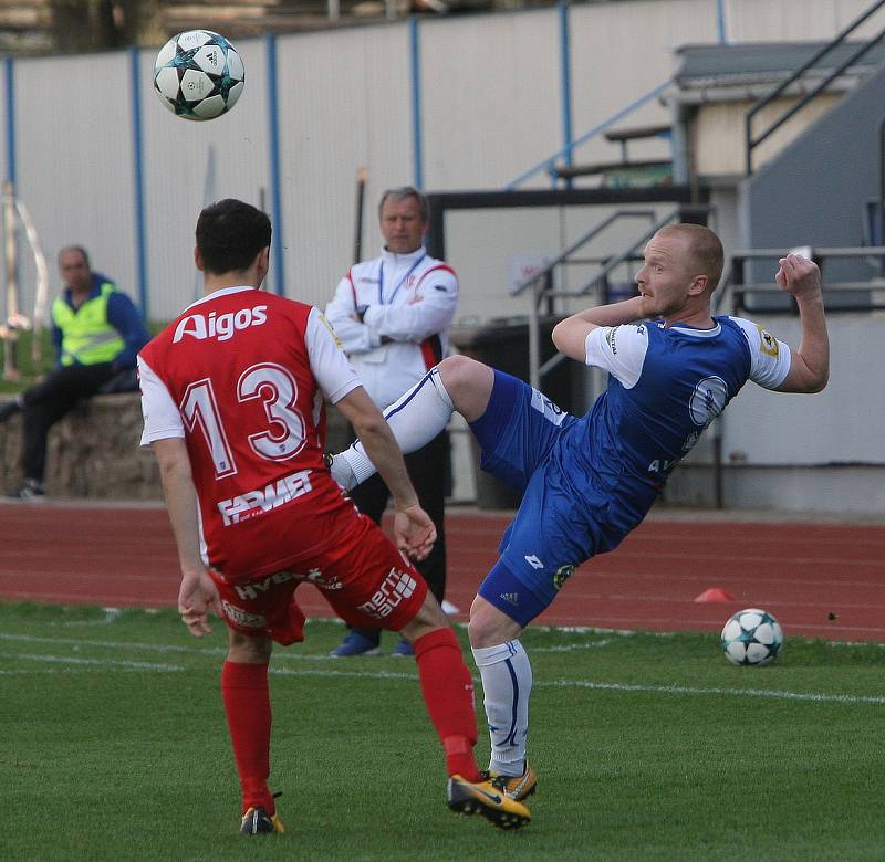 Znojmo (v bílomodrém) podlehlo Pardubicím 1:3.