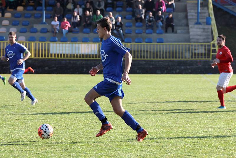 Fotbalisté Moravského Krumlova (v modrém) remizovali 1:1 v sobotním zápase krajského přeboru s Boskovicemi.