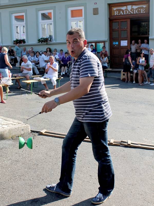 Centrum Jevišovic ožilo v sobotu 18. srpna slavnostmi ve stylu country. Na pódiu se vystřídaly kapely Sešup, Sakrapes (na snímcích) a Fešáci s Michaelou Tučnou.