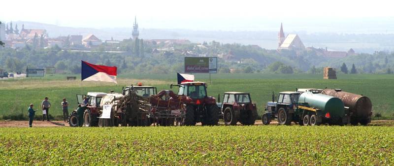 Protesty zemědělců na Znojemsku proběhly klidně. Traktory tam stáli mimo hlavní silnice.