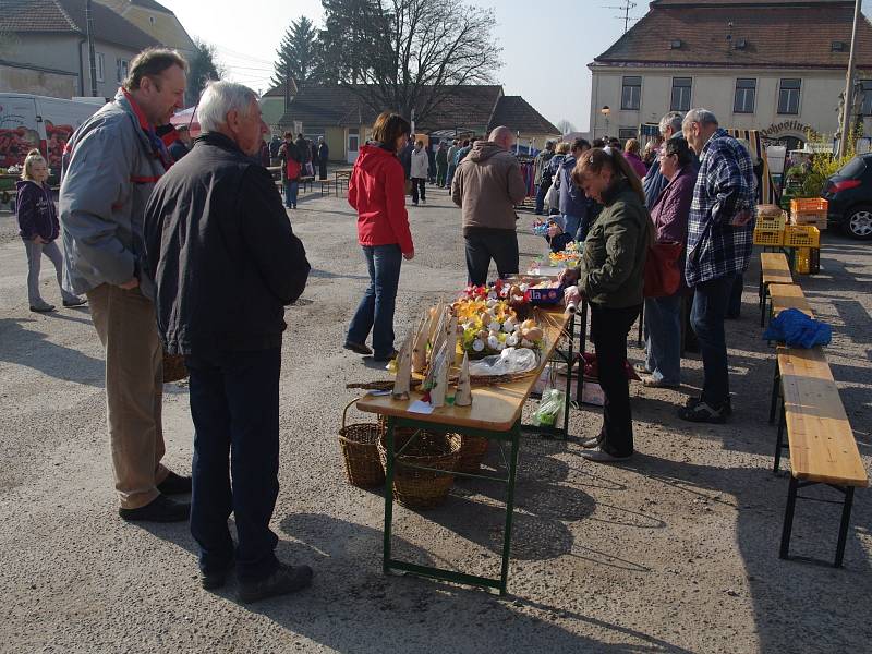 Do Blížkovic se po zimě opět vrátily loni zahájené farmářské trhy. Tentokrát je doprovodily vepřové hody.