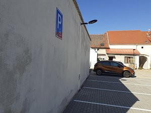Parkoviště ve dvoře domu v ulici Horní Česká 6 ve Znojmě už slouží lidem. Využít je mohou pouze bydlící s parkovací kartou.