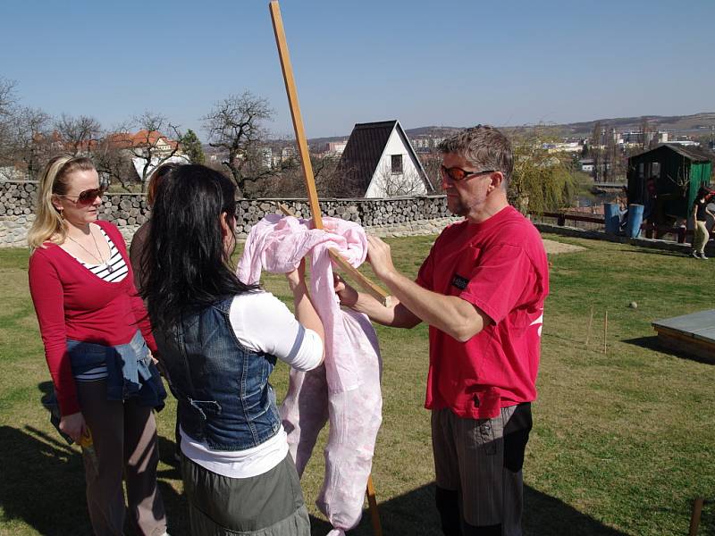 K rozloučení se zimou a přivítání jara podle starodávných obyčejů pozval své přátele znojemský cestovatel Bronislav Mikulášek s rodinou.