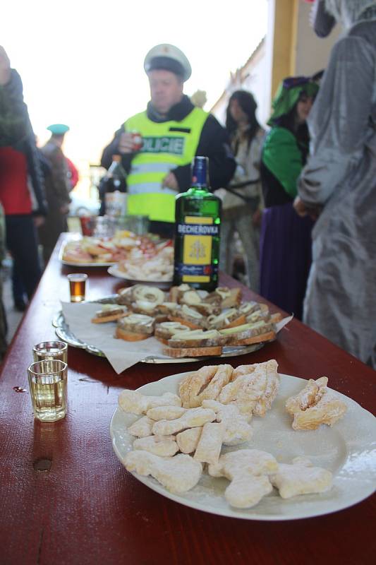 Druhým dnem slavili obyvatelé Tasovic tradiční ostatky. Průvod masek chodil po vesnici a zval sousedy na pondělní pokračování oslav.