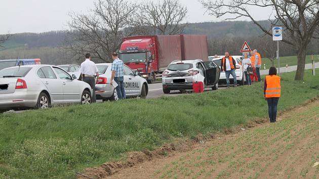 Srážka čtyř osobních aut na silnici I/53 před Lechovicemi.