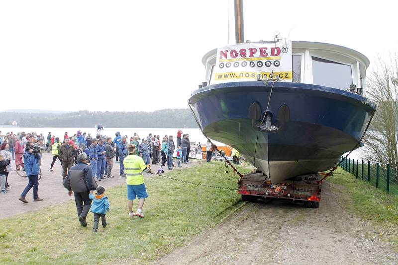 Nevšední podívanou si nenechaly ujít stovky lidí v pátek 15. dubna. Na vodu vranovské přehrady dosedla nekvětší loď na Moravě. Šedesátitunový Poseidon.