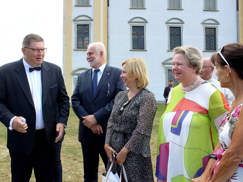 Maria Pia Kothbauer, princezna Liechtenstein (dáma v barevné halence), navštívila Moravský Krumlov.