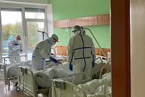 Zdravotníci a personál Nemocnice Znojmo bojuje s covidem s maximálním nasazením.