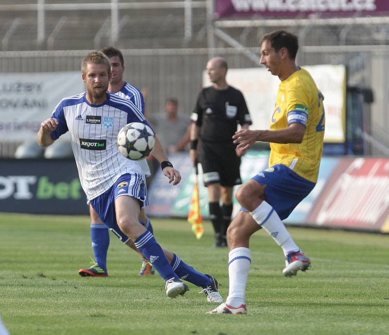 Znojmo (v modrobílém) remizovalo na stadionu v Brně s Teplicemi 0:0.