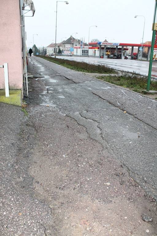 Velmi nevyhovující povrch mají chodníky na Vídeňské ulici ve Znojmě.